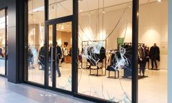 firefly ein grosses schaufenster  das kaputt ist. firefly ein grosses schaufenster  das kaputt ist.