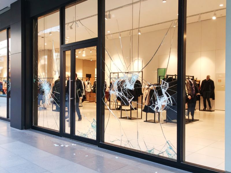 firefly ein grosses schaufenster  das kaputt ist. firefly ein grosses schaufenster  das kaputt ist.